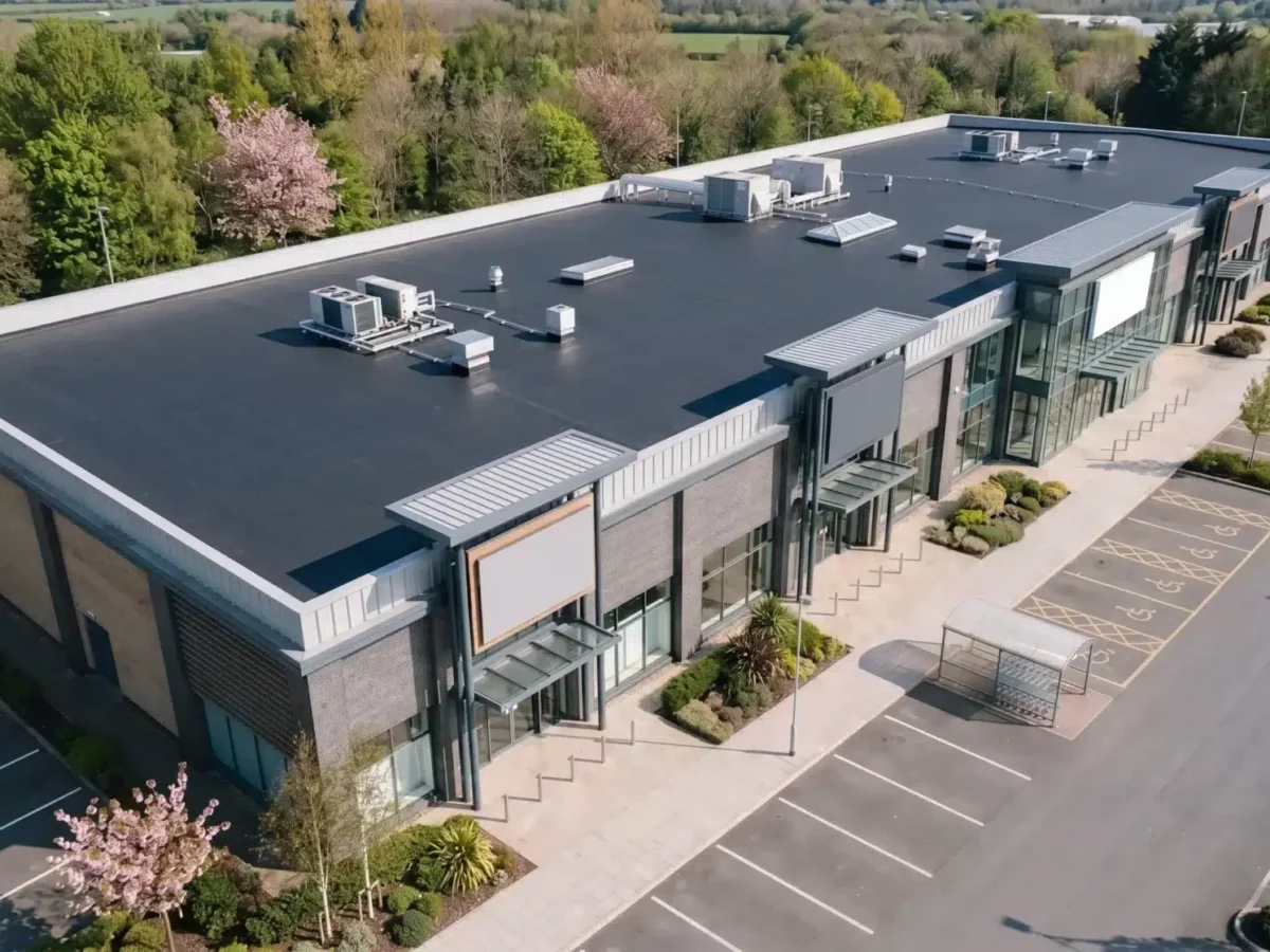 Vista aerea de nave industrial y retail park con cubierta plana gestionada por A2M Concept