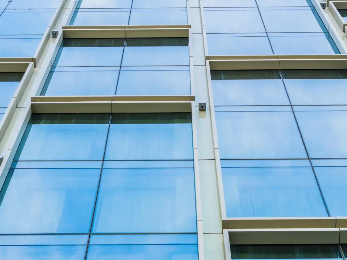 Ventanas Schüco con aislamiento térmico y acústico en fachada de edificio