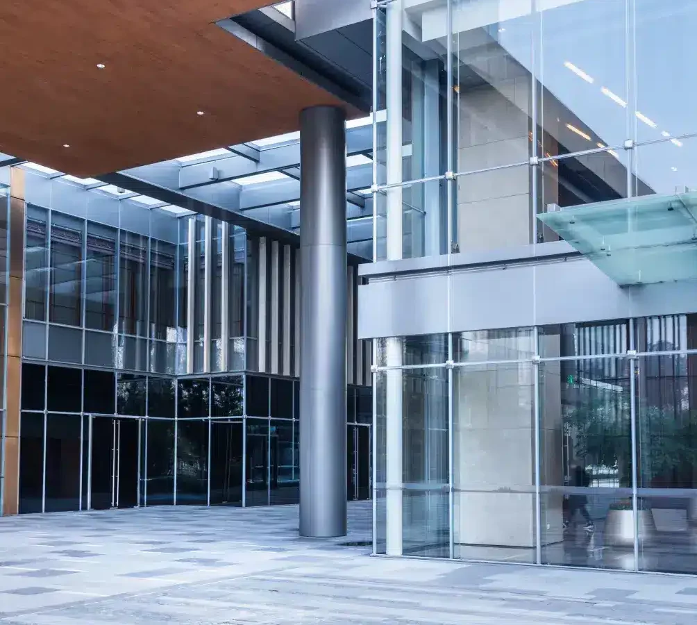Edificio corporativo con ventanas Schüco de alta durabilidad y calidad de materiales