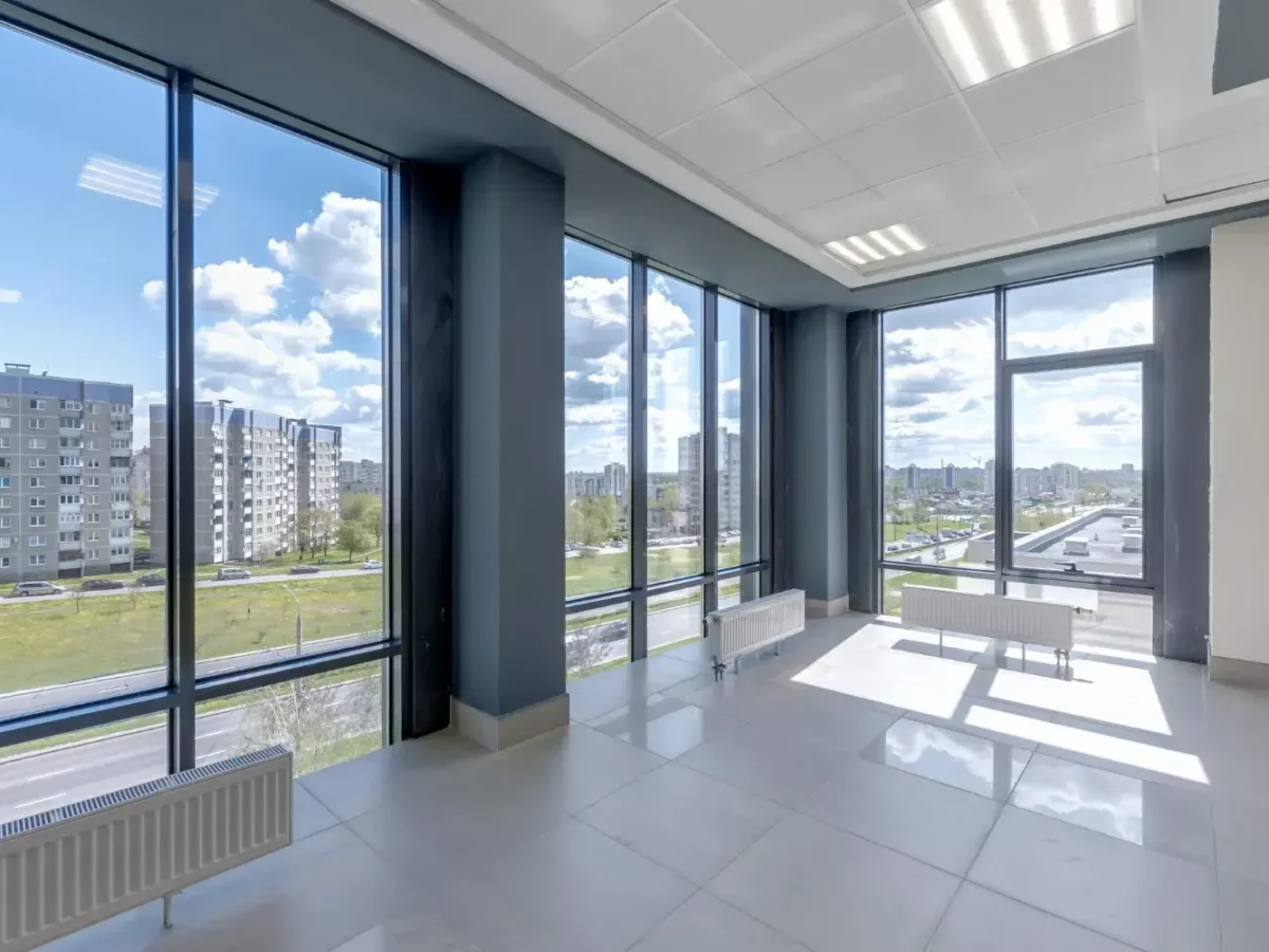 Interior de oficina luminoso con ventanas Schüco y buena relación calidad precio